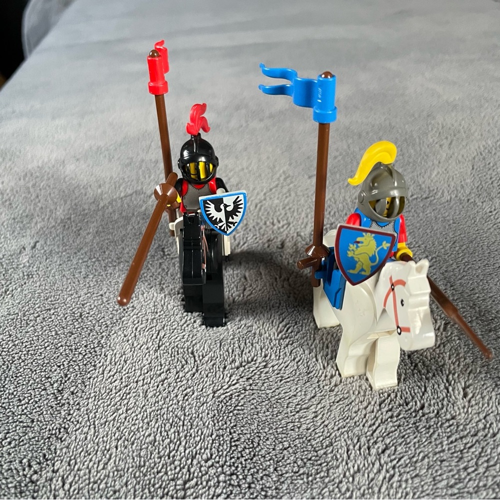 LEGO Knights Set with Black and White Horses - Picture 3 of 8